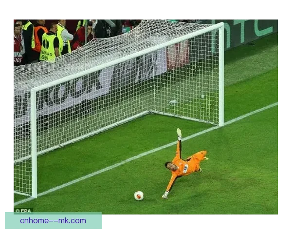 主裁吉尔·曼萨诺在球飞向球门瞬间吹停比赛引发西班牙足坛广泛争议